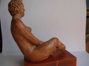 Nudino seduto - terracotta
